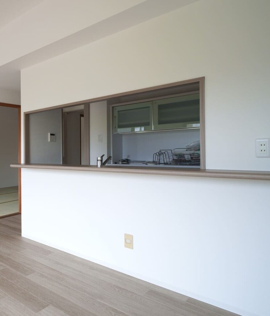 姫路市北原のマンションの28年前の壁付けキッチンをヴィンテージ感のある木目調の色にリフォーム