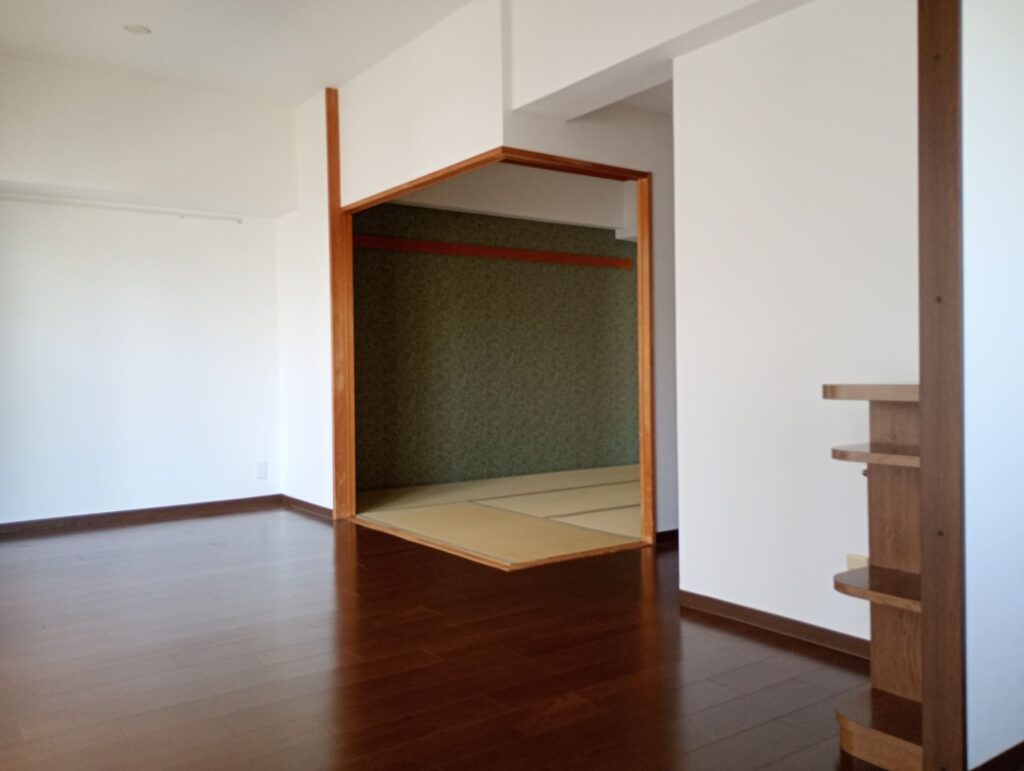 姫路市神子岡前の築28年のマンション／床のフワフワ感を無垢の床材で解消！暗い細切れの4LDKの間取りを広々とした明るい大空間にリノベーション