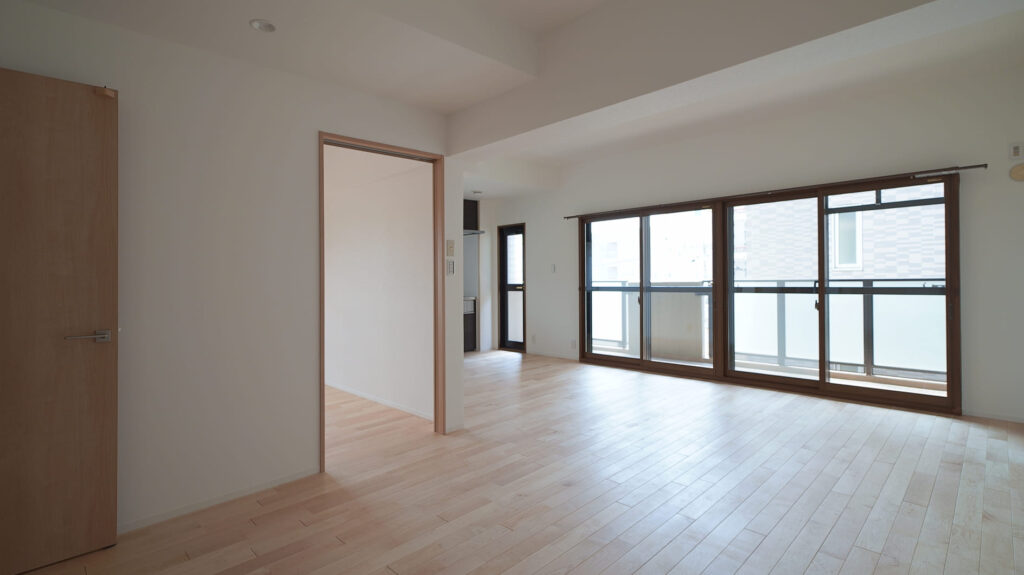 姫路市神子岡前の築28年のマンション／床のフワフワ感を無垢の床材で解消！暗い細切れの4LDKの間取りを広々とした明るい大空間にリノベーション