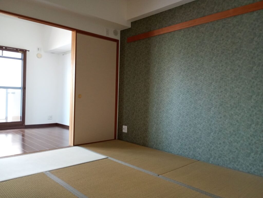 姫路市神子岡前の築28年のマンション／床のフワフワ感を無垢の床材で解消！暗い細切れの4LDKの間取りを広々とした明るい大空間にリノベーション