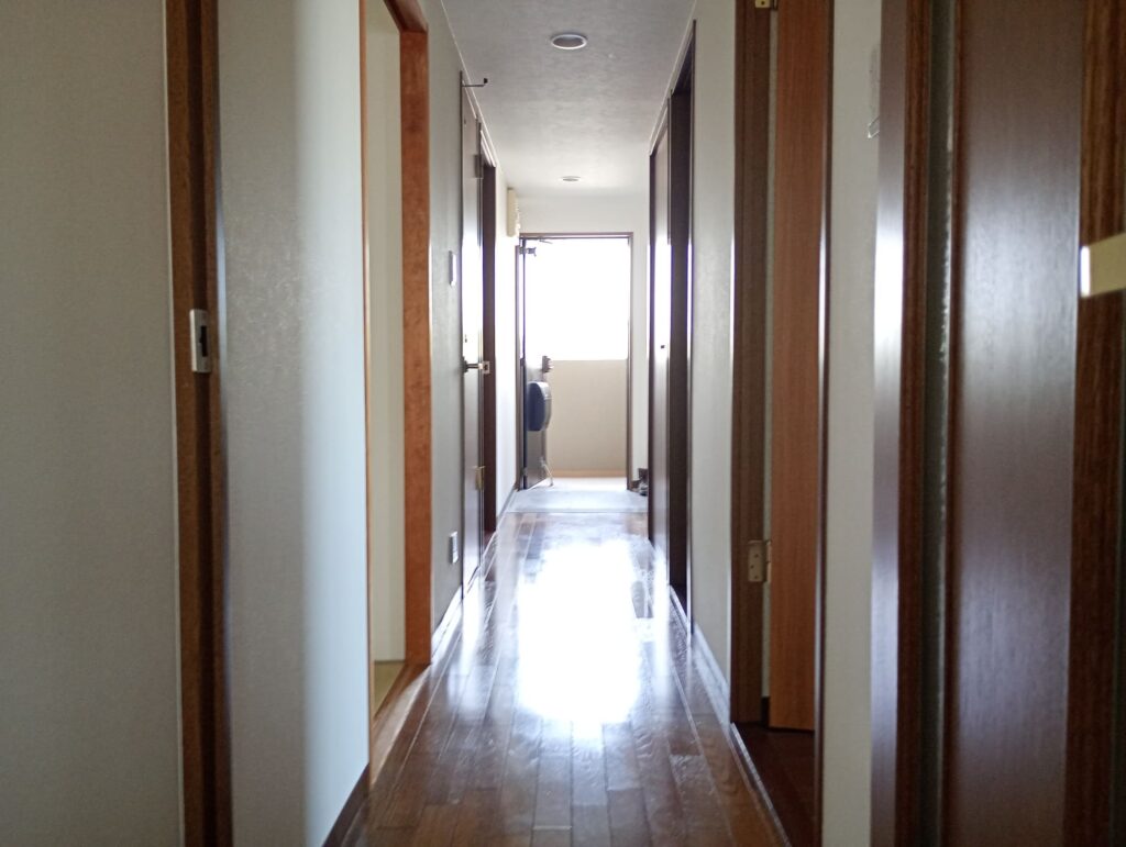 姫路市神子岡前の築28年のマンション／床のフワフワ感を無垢の床材で解消！暗い細切れの4LDKの間取りを広々とした明るい大空間にリノベーション