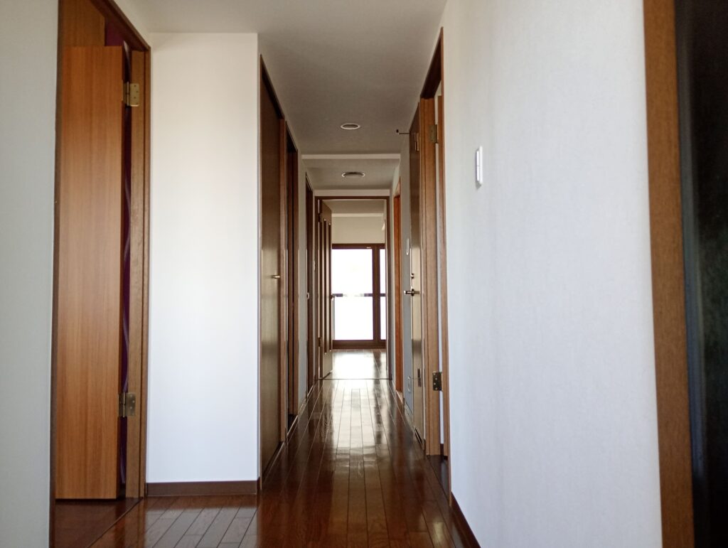 姫路市神子岡前の築28年のマンション／床のフワフワ感を無垢の床材で解消！暗い細切れの4LDKの間取りを広々とした明るい大空間にリノベーション