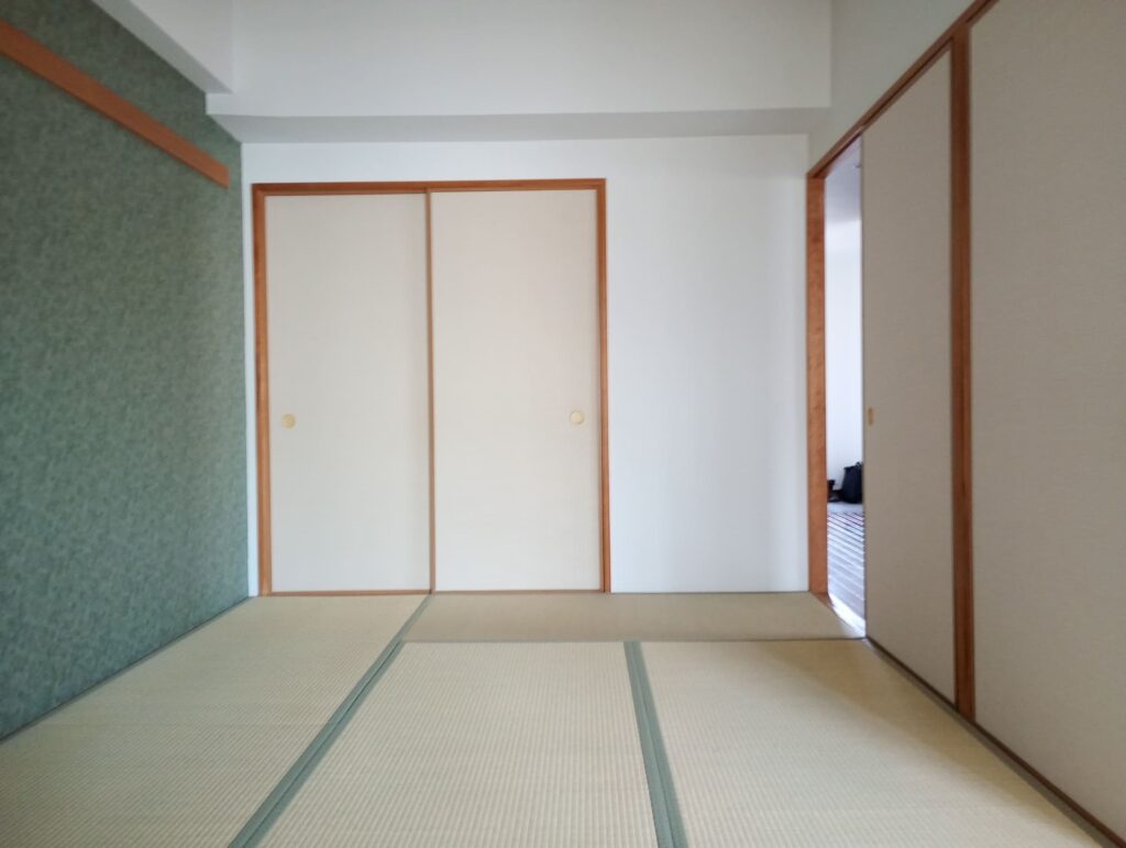 姫路市神子岡前の築28年のマンション／床のフワフワ感を無垢の床材で解消！暗い細切れの4LDKの間取りを広々とした明るい大空間にリノベーション