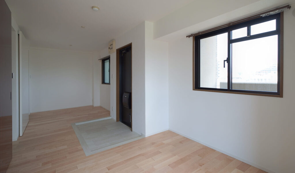 姫路市神子岡前の築28年のマンション／床のフワフワ感を無垢の床材で解消！暗い細切れの4LDKの間取りを広々とした明るい大空間にリノベーション