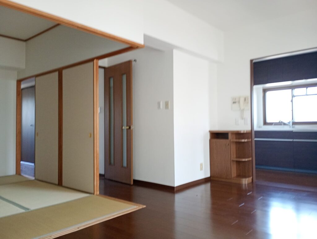 姫路市神子岡前の築28年のマンション／床のフワフワ感を無垢の床材で解消！暗い細切れの4LDKの間取りを広々とした明るい大空間にリノベーション