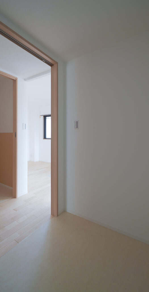 姫路市神子岡前の築28年のマンション／床のフワフワ感を無垢の床材で解消！暗い細切れの4LDKの間取りを広々とした明るい大空間にリノベーション