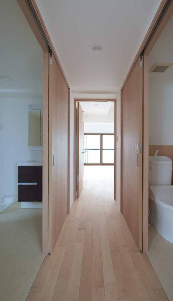 姫路市神子岡前の築28年のマンション／床のフワフワ感を無垢の床材で解消！暗い細切れの4LDKの間取りを広々とした明るい大空間にリノベーション