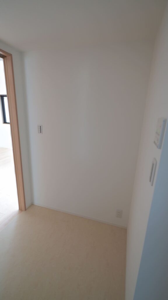 姫路市神子岡前の築28年のマンション／床のフワフワ感を無垢の床材で解消！暗い細切れの4LDKの間取りを広々とした明るい大空間にリノベーション
