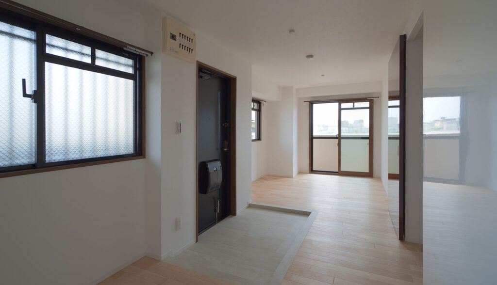 姫路市神子岡前の築28年のマンション／床のフワフワ感を無垢の床材で解消！暗い細切れの4LDKの間取りを広々とした明るい大空間にリノベーション