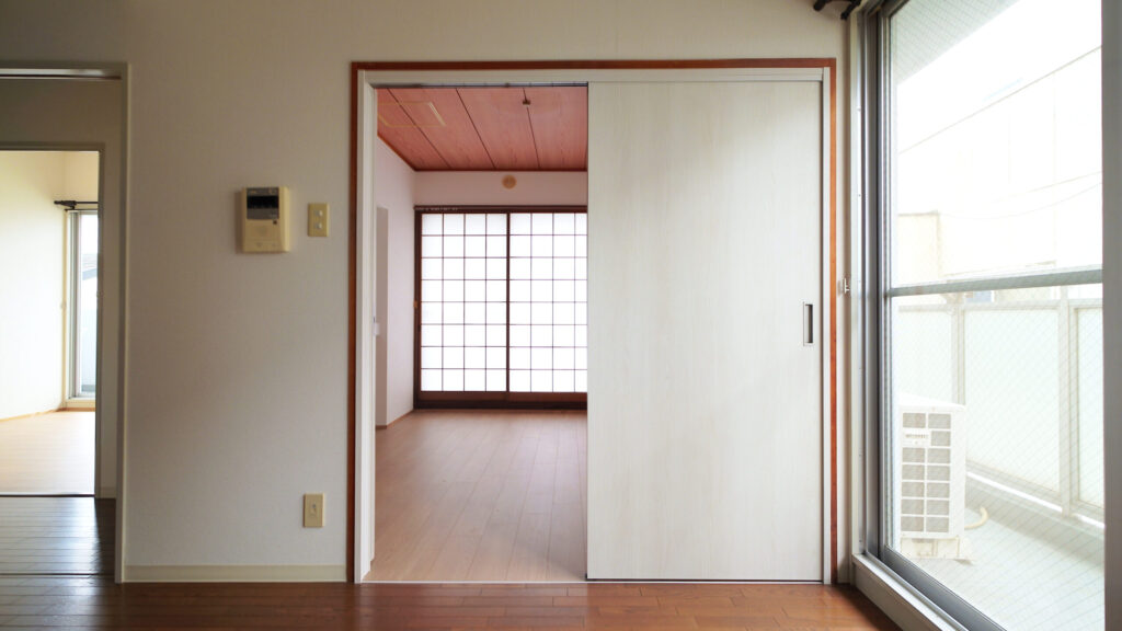姫路市下寺町・築38年のマンションのシニアリフォーム／ユニットバスの拡張交換・和室の洋室化・カーペット床の張替え・トイレの段差解消など