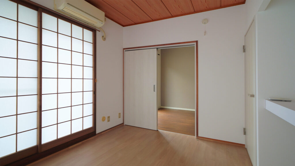 姫路市下寺町・築38年のマンションのシニアリフォーム／ユニットバスの拡張交換・和室の洋室化・カーペット床の張替え・トイレの段差解消など