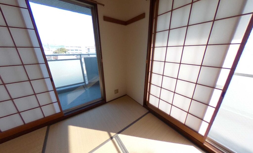 姫路市下寺町・築38年のマンションのシニアリフォーム／ユニットバスの拡張交換・和室の洋室化・カーペット床の張替え・トイレの段差解消など